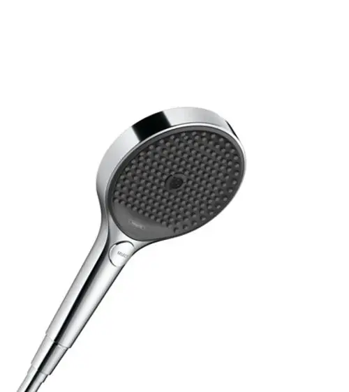 Handbrause mit runder Kopfplatte, ausgestattet mit verschiedenen Düsenausführungen. Der Griff hat einen Knopf zur Funktionseinstellung. Das Produkt ist in Chromoptik gehalten. Marke: Hansgrohe.